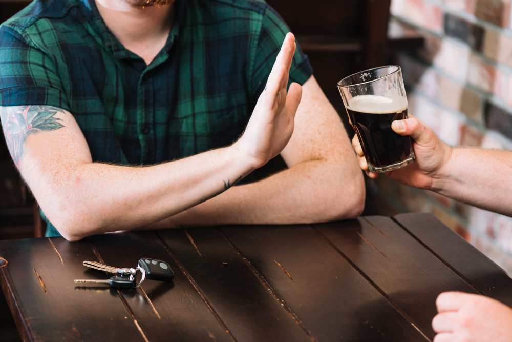 hombre rechazando vaso ron ofrecido su amigo